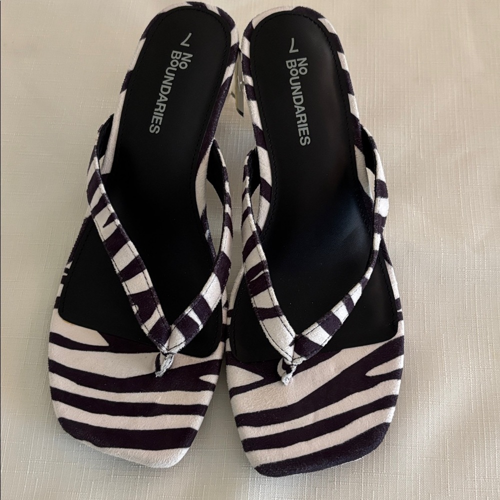Sandals womens new size 7M Kitten heels thong No Boundaries - Picture 4 of 4